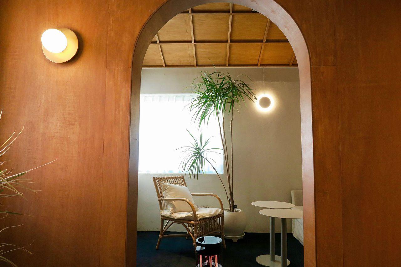 홍대 19호실 카페의 소박한 인테리어와 아늑한 카페 의자들