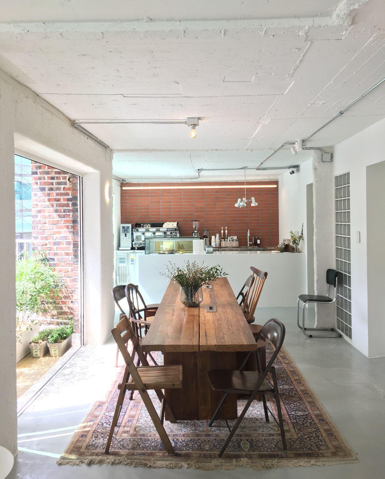 홍대 19호실 카페의 빈티지한 실내 인테리어와 가구들