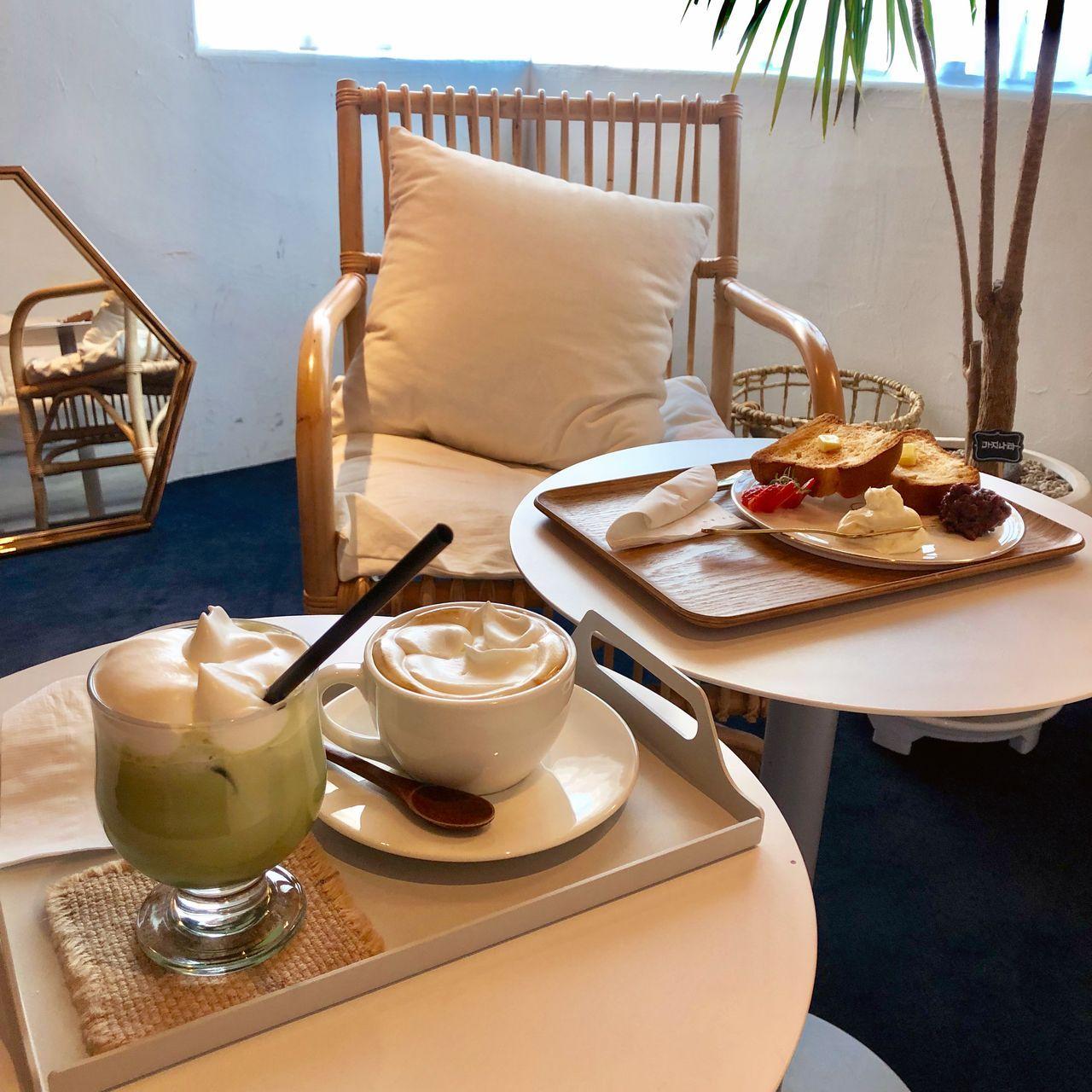 홍대 19호실 카페에서 커피와 책이 있는 빈티지한 테이블 위의 장면