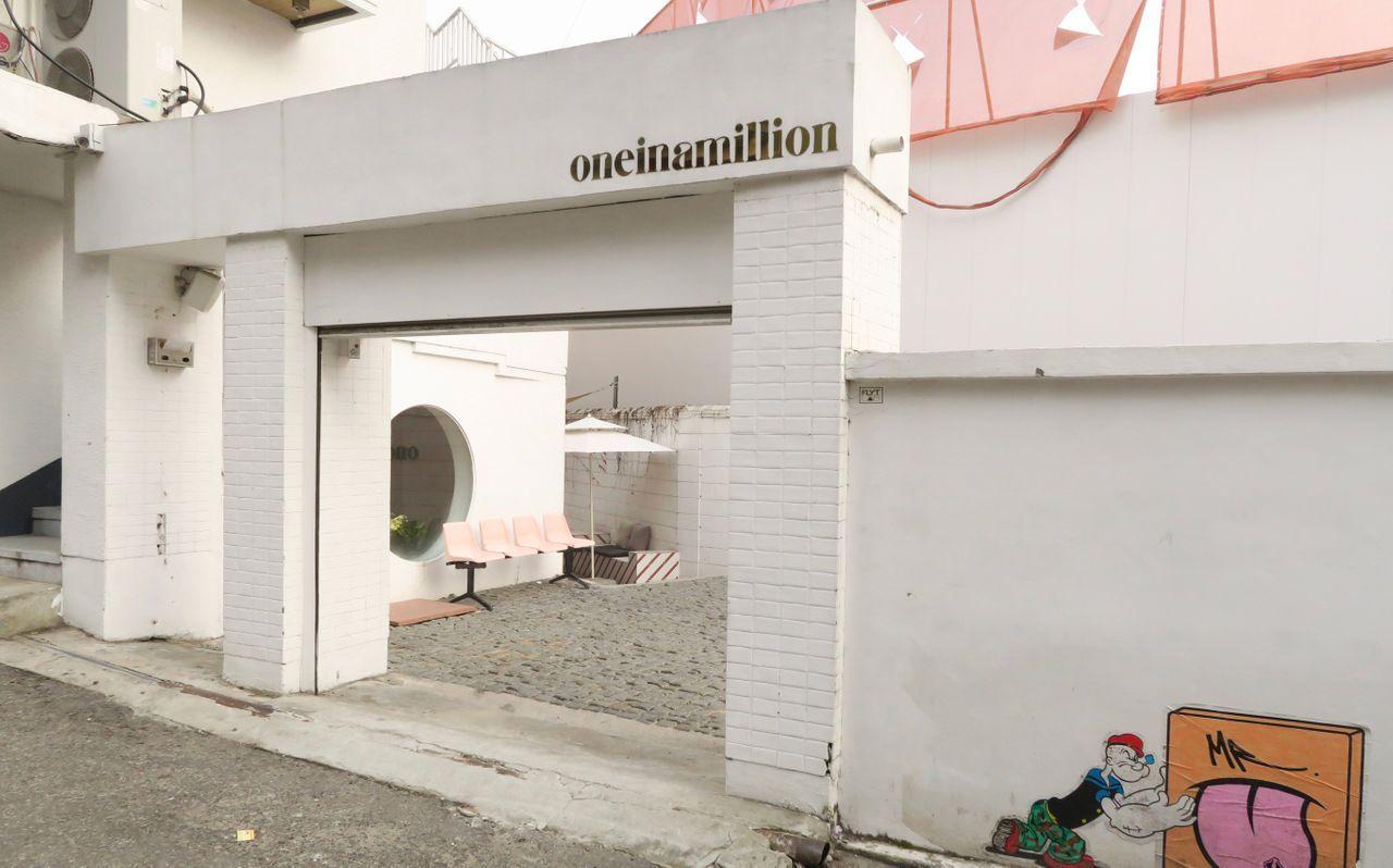 韓国カフェ、韓国、ソウル、ソウルカフェ、韓国古民家、古民家カフェ、レトロ、レトロカフェ、ホンデ、ホンデカフェ、弘大、イテウォン、梨泰院、ソウル駅、おしゃれなカフェ、ゆっくりできるカフェ、見せるだけクーポン、クリエイトリップ、カフェアート、カフェ行き方、カフェ、大きいソファカフェ、一人旅、韓国日帰り、韓国一人旅、大人数カフェ