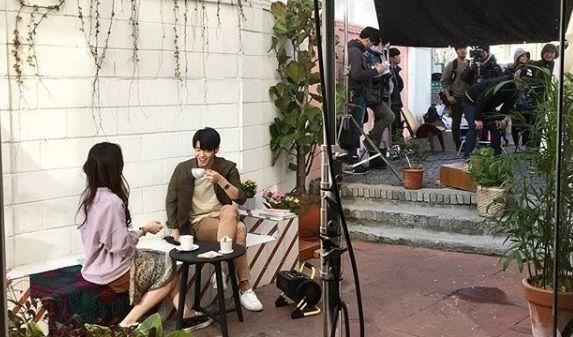 이태원 원인어밀리언 카페의 밝고 생기 가득한 외관