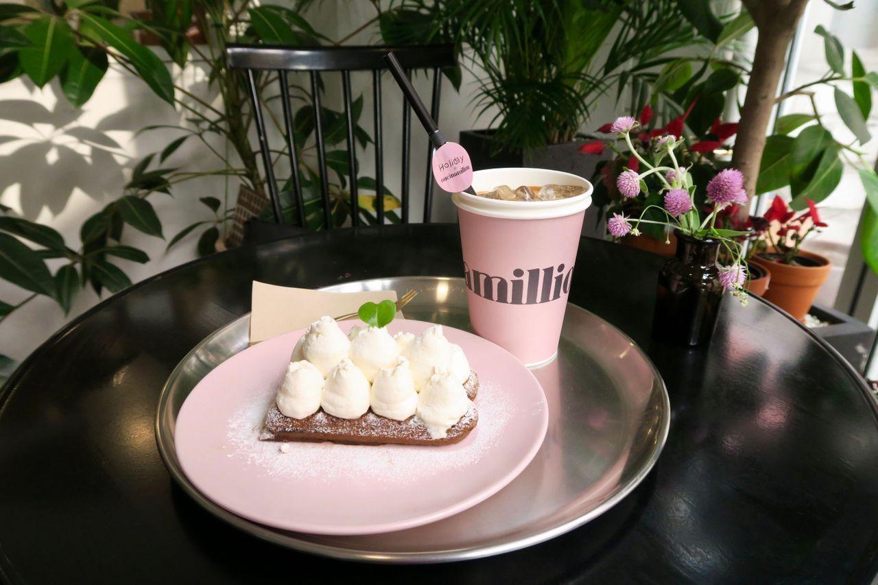 이태원 원인어밀리언 카페의 밝고 모던한 인테리어