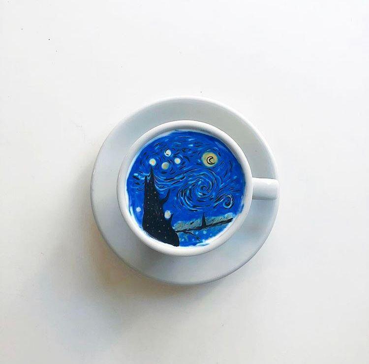 이태원 씨스루 카페에서 밤 하늘을 테마로 한 카페 라떼 아트