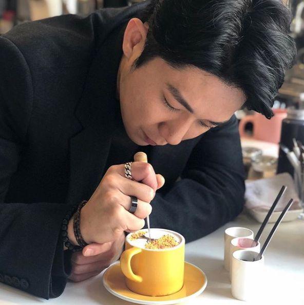 이태원 씨스루 카페에서 유니크한 라떼 아트를 그리는 과정