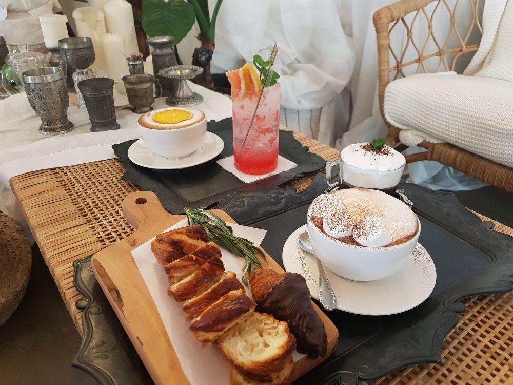 홍대 빔밤 카페에서 라떼 아트로 완성된 다양한 캐릭터가 담긴 커피들