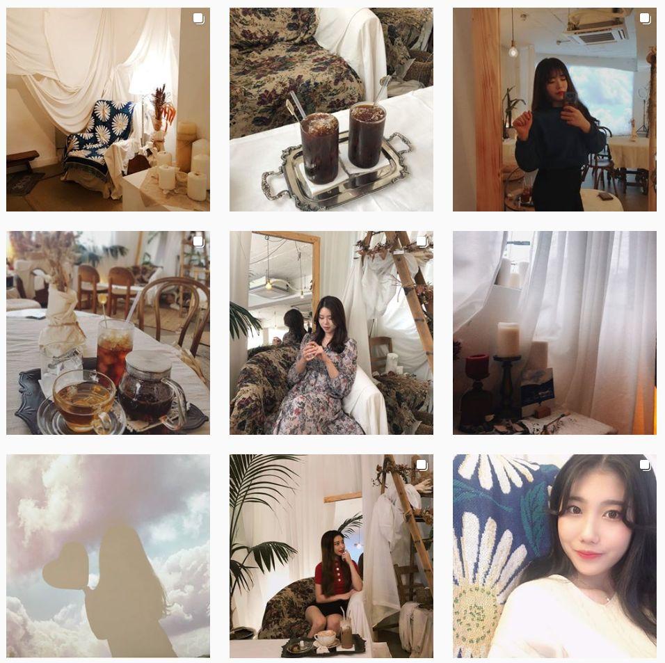 홍대 빔밤 카페에서 화려한 조명과 편안한 소파가 있는 휴식 공간