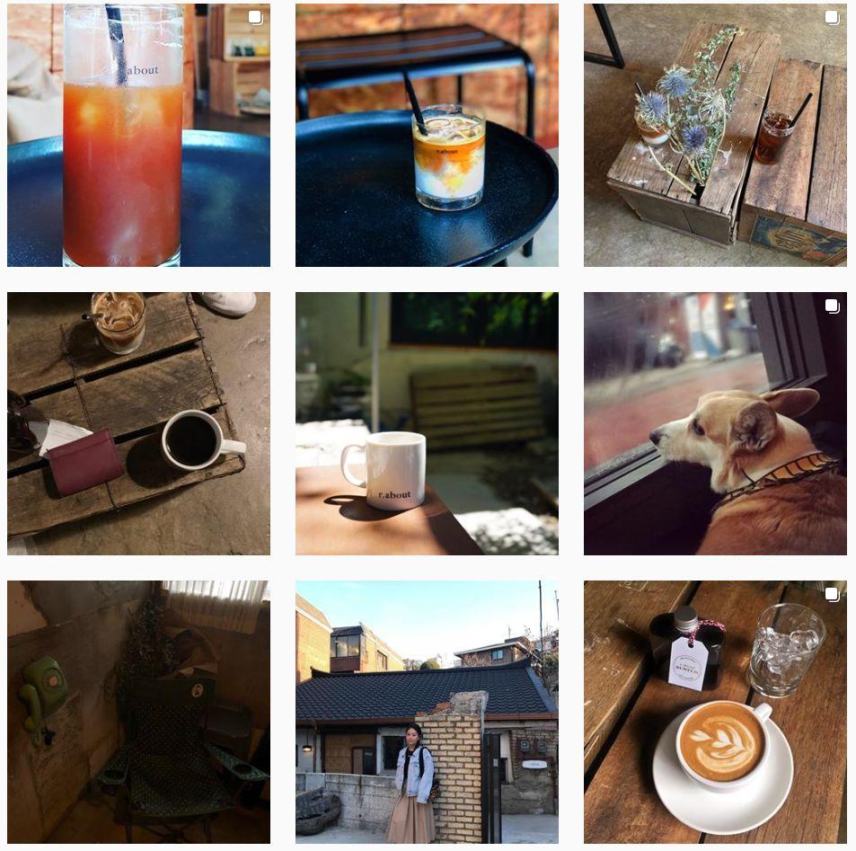 이태원 아러바우트 카페에서 화이트 색상의 커피 잔과 빈티지한 인테리어