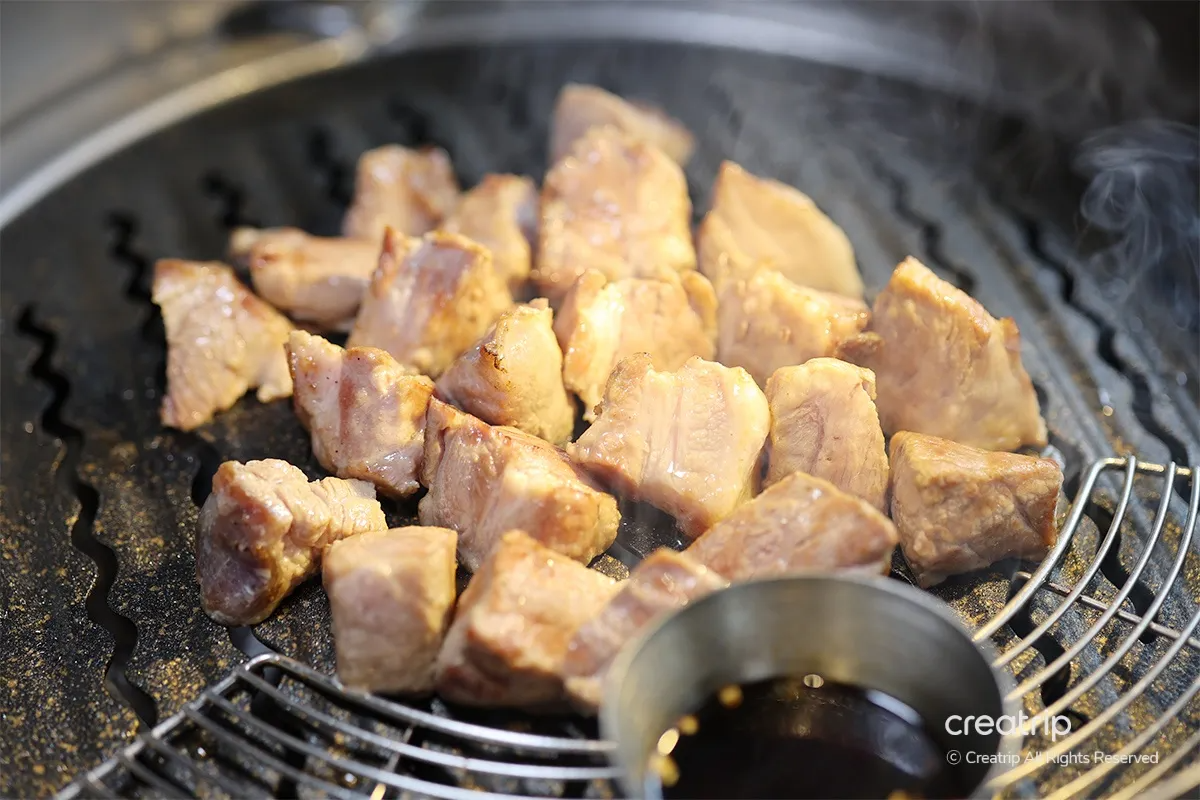 荒謬生肉，明洞，韓國烤肉店，국산 한국산 돼지고기 뷔페, 서울 맛집 추천, 명동 고기 집, 구이