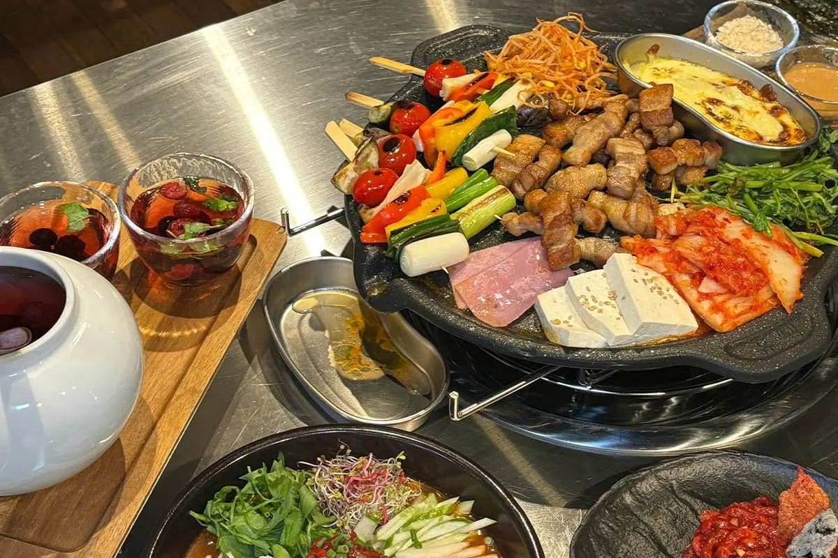 弘大 美食推薦 肉山莊 韓國烤肉 營地風餐廳 韓國露營烤肉