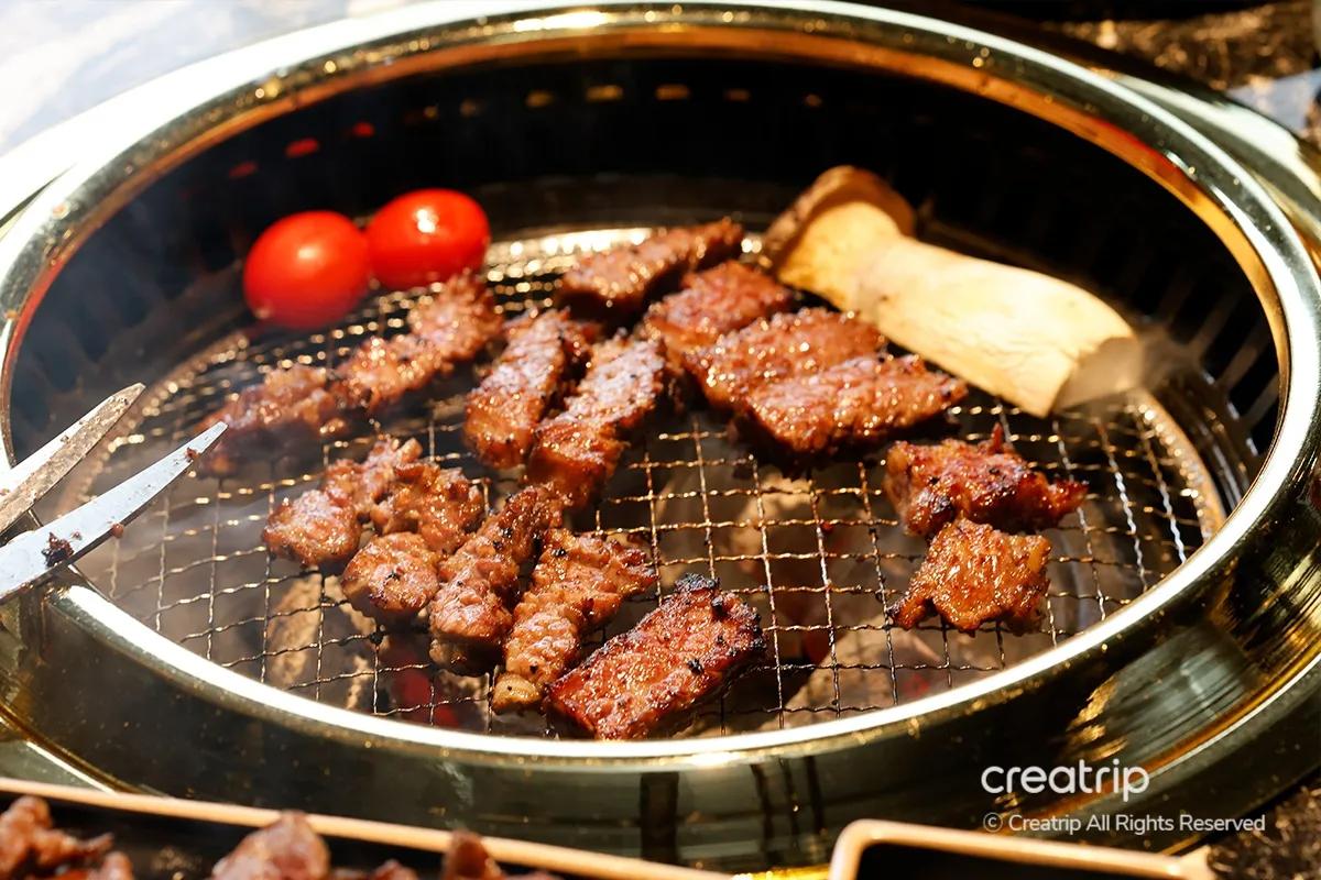 太初排骨招牌韓牛牛仔骨近鏡，厚切燒肉油花分明，肉感十足