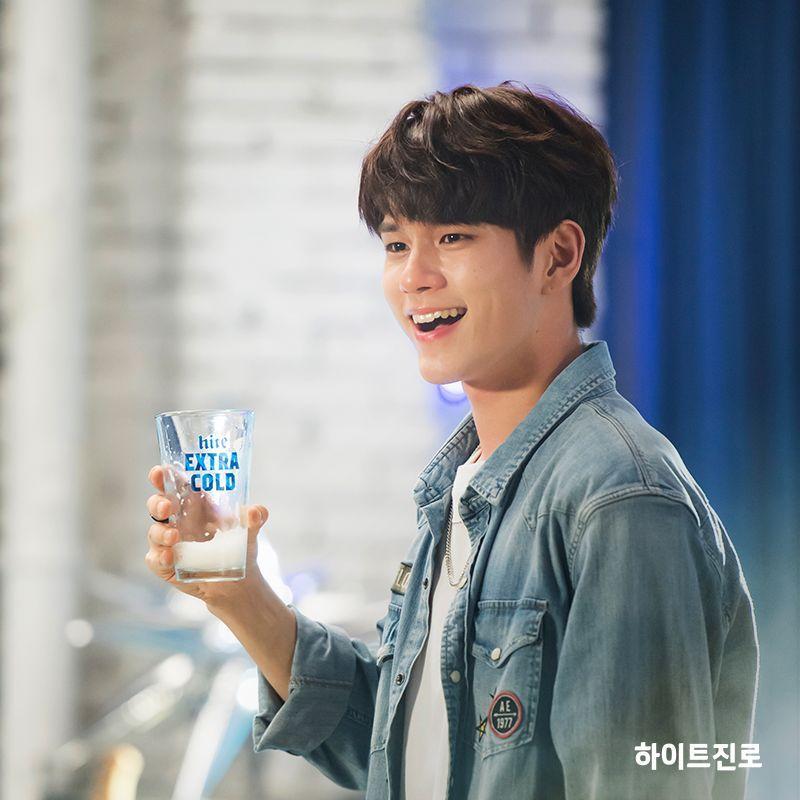高人氣的韓國藝人姜丹尼爾手持HITE EXTRA COLD啤酒,展現清爽形象。