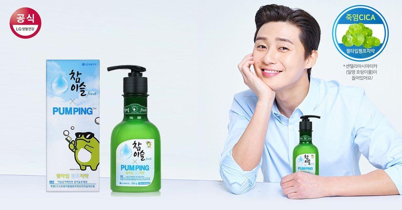 IU ได้รับเลือกให้เป็นพรีเซนเตอร์โซจูอีกครั้ง! ทำไมโซจูถึงเลือกแต่พรีเซนเตอร์ผู้หญิงล่ะ? เนติเซ่นบอกว่า "แก้วโซจูเล็กนิดเดียว มือนักแสดงชายถือแล้วดูใหญ่เกินไป"...