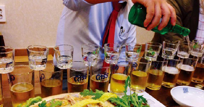 IU ได้รับเลือกให้เป็นพรีเซนเตอร์โซจูอีกครั้ง! ทำไมโซจูถึงเลือกแต่พรีเซนเตอร์ผู้หญิงล่ะ? เนติเซ่นบอกว่า "แก้วโซจูเล็กนิดเดียว มือนักแสดงชายถือแล้วดูใหญ่เกินไป"...