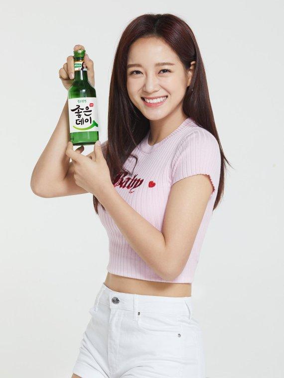 IU ได้รับเลือกให้เป็นพรีเซนเตอร์โซจูอีกครั้ง! ทำไมโซจูถึงเลือกแต่พรีเซนเตอร์ผู้หญิงล่ะ? เนติเซ่นบอกว่า "แก้วโซจูเล็กนิดเดียว มือนักแสดงชายถือแล้วดูใหญ่เกินไป"...