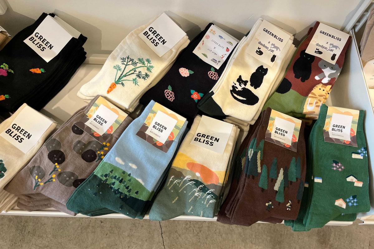 Jeju-decorated socks.