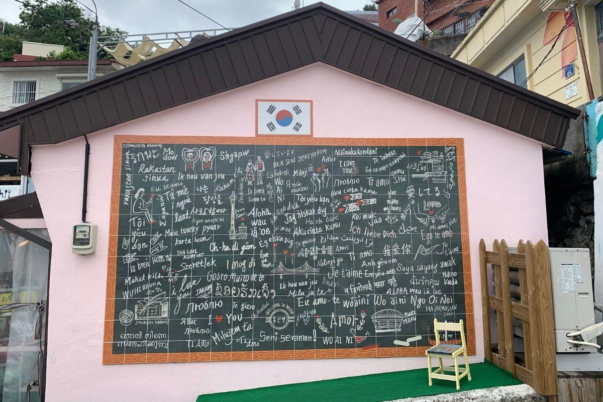 bảng đa ngôn ngữ ở Làng văn hoá Gamcheon Busan