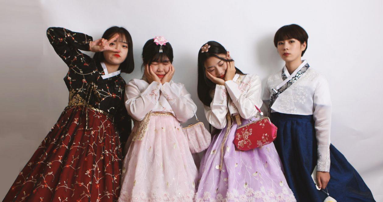 韓服讓租店中的霓裳成列在展示架上，五顏六色的衣裳增加了氛圍的活力。