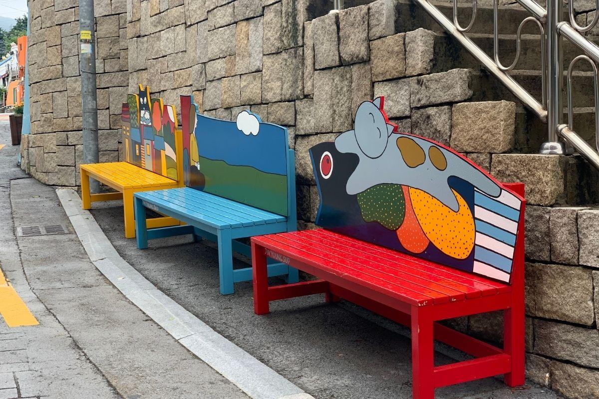 ghế nhiều màu sắc ở Làng văn hoá Gamcheon Busan