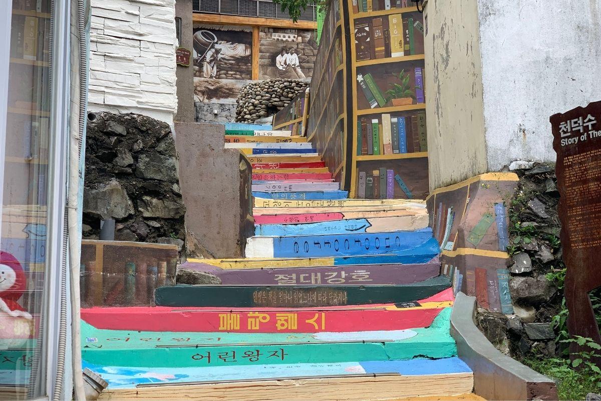 cầu thang cầu vồng ở Làng văn hoá Gamcheon Busan