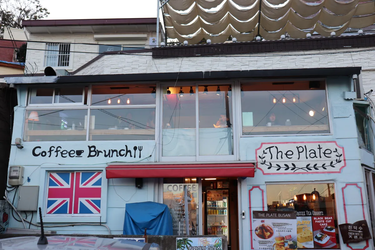 The Plate餐廳的外觀，裝飾有英國國旗圖案，充滿別具一格的西式氛圍。