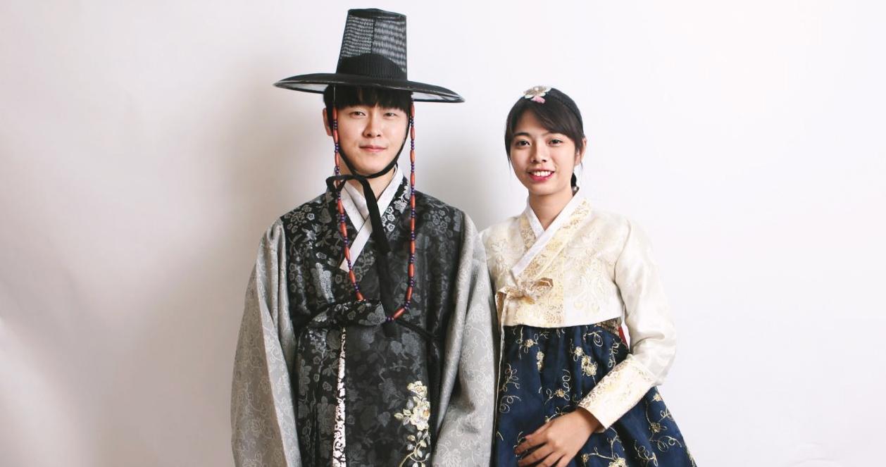 展示多元商品的濟州文化驛，店舖周圍以粉紅色裝飾，帶出活潑的視覺效果。