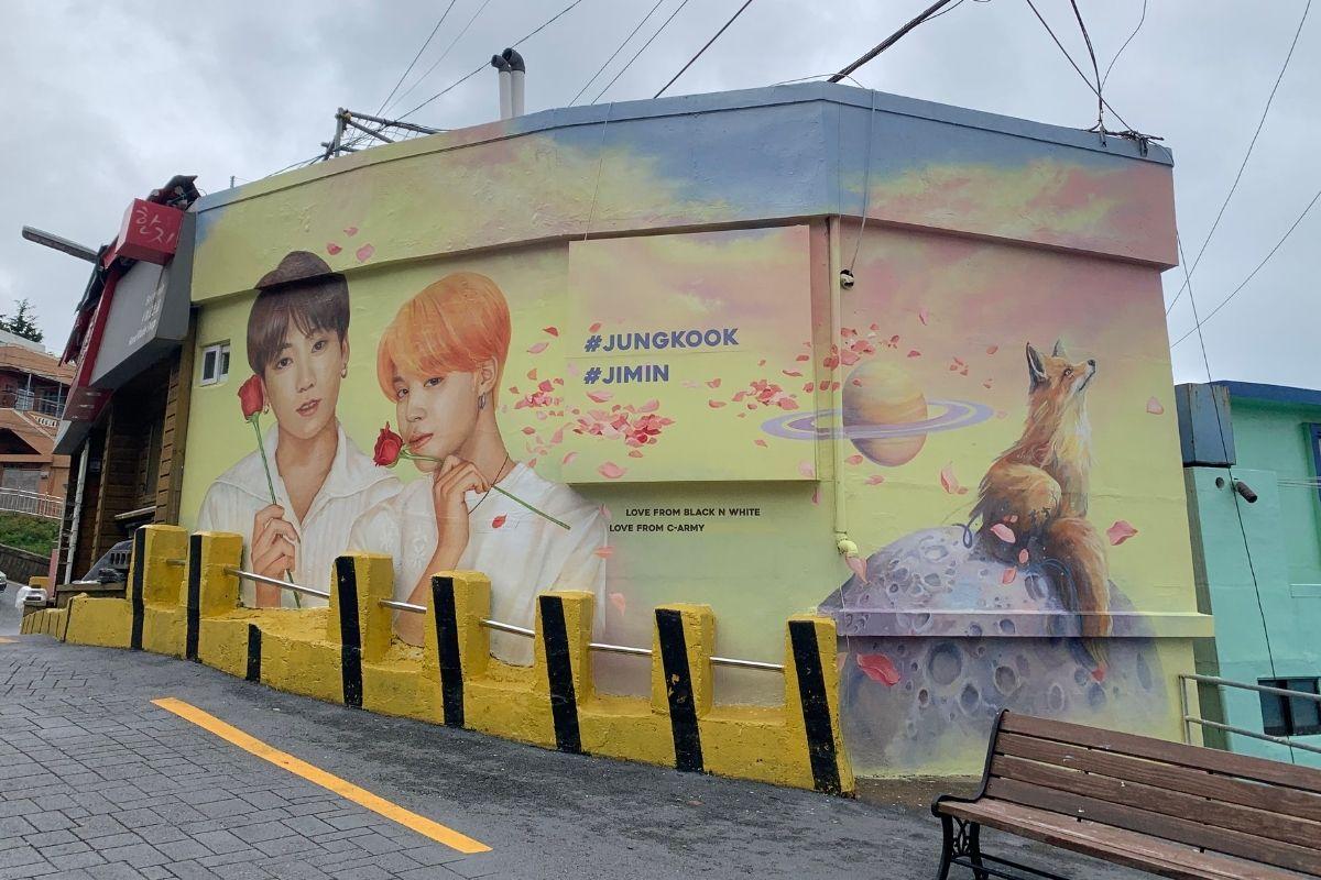 tường bts ở Làng văn hoá Gamcheon Busan