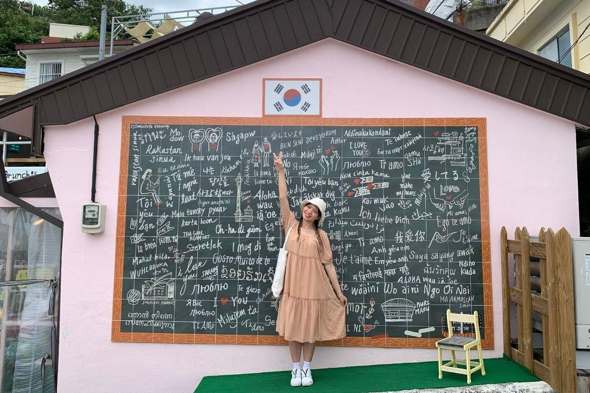 cô gái chụp ảnh cùng bảng đa ngôn ngữ ở Làng văn hoá Gamcheon Busan