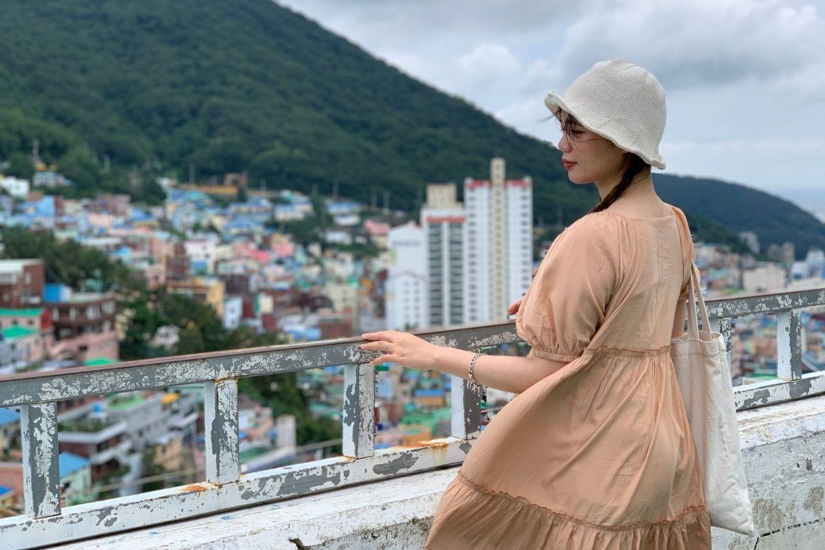 cô gái chụp ảnh ở Làng văn hoá Gamcheon Busan