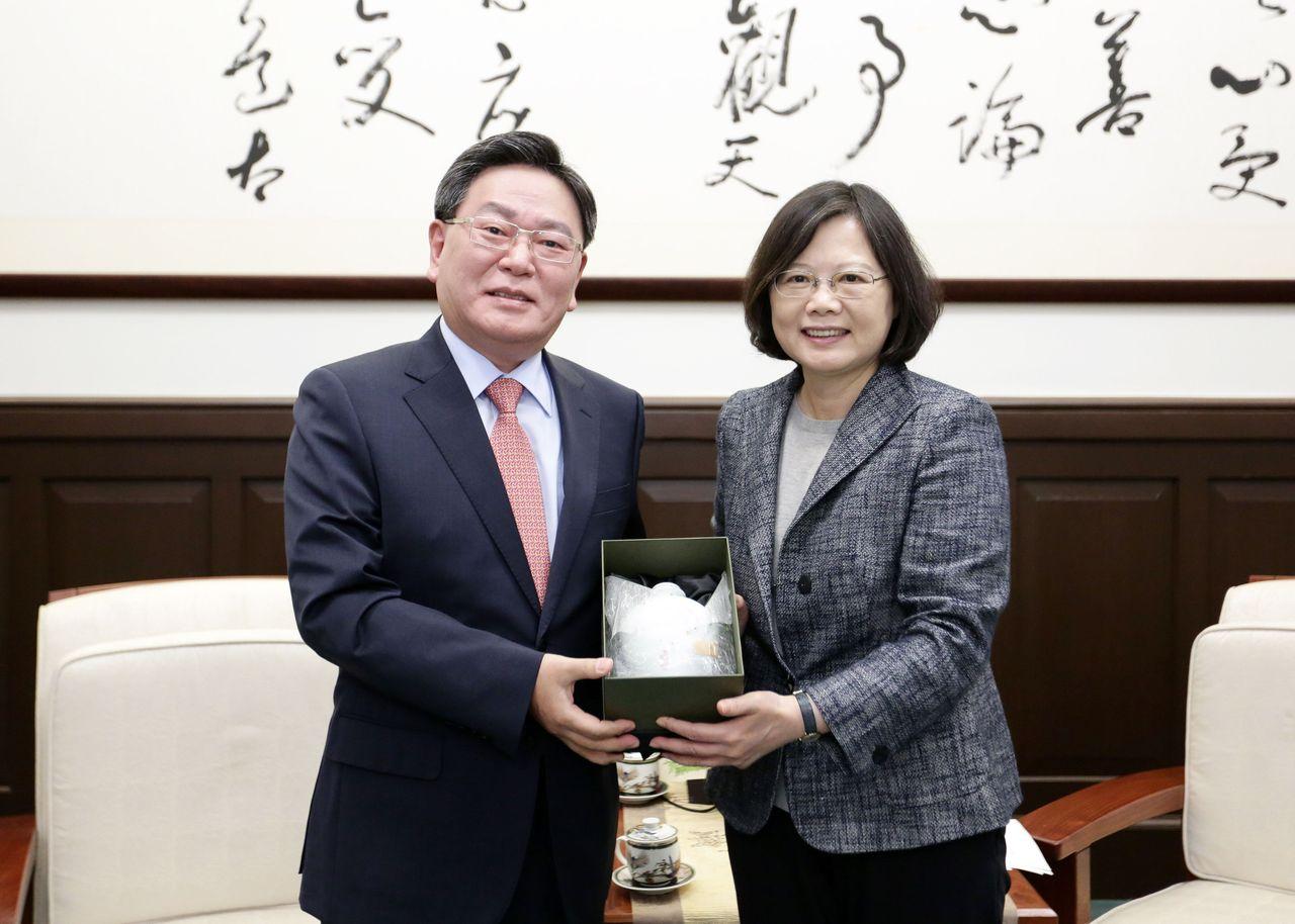 臺灣與韓國官方會面，雙方交換禮物以促進國際關係和文化交流。