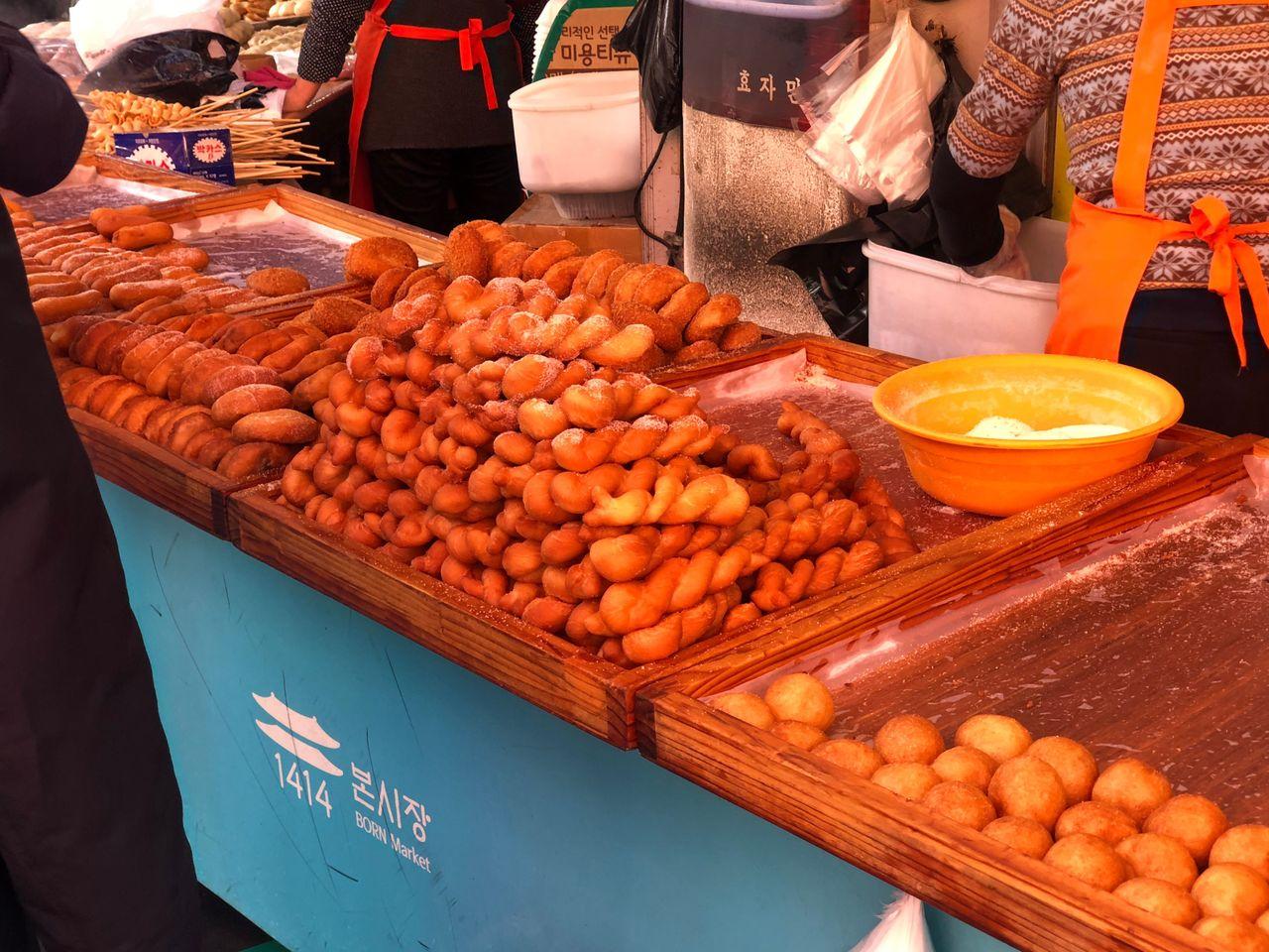 เพลิดเพลินไปกับช่วงเวลาที่น่าจดจำในตลาดแบบดั้งเดิมที่มีเอกลักษณ์เฉพาะตัวที่ใหญ่ที่สุดในเกาหลี! 