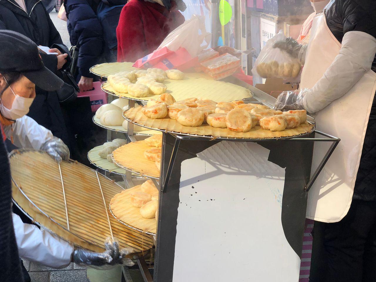 เพลิดเพลินไปกับช่วงเวลาที่น่าจดจำในตลาดแบบดั้งเดิมที่มีเอกลักษณ์เฉพาะตัวที่ใหญ่ที่สุดในเกาหลี! 