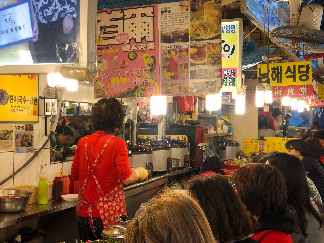 เพลิดเพลินไปกับช่วงเวลาที่น่าจดจำในตลาดแบบดั้งเดิมที่มีเอกลักษณ์เฉพาะตัวที่ใหญ่ที่สุดในเกาหลี! 