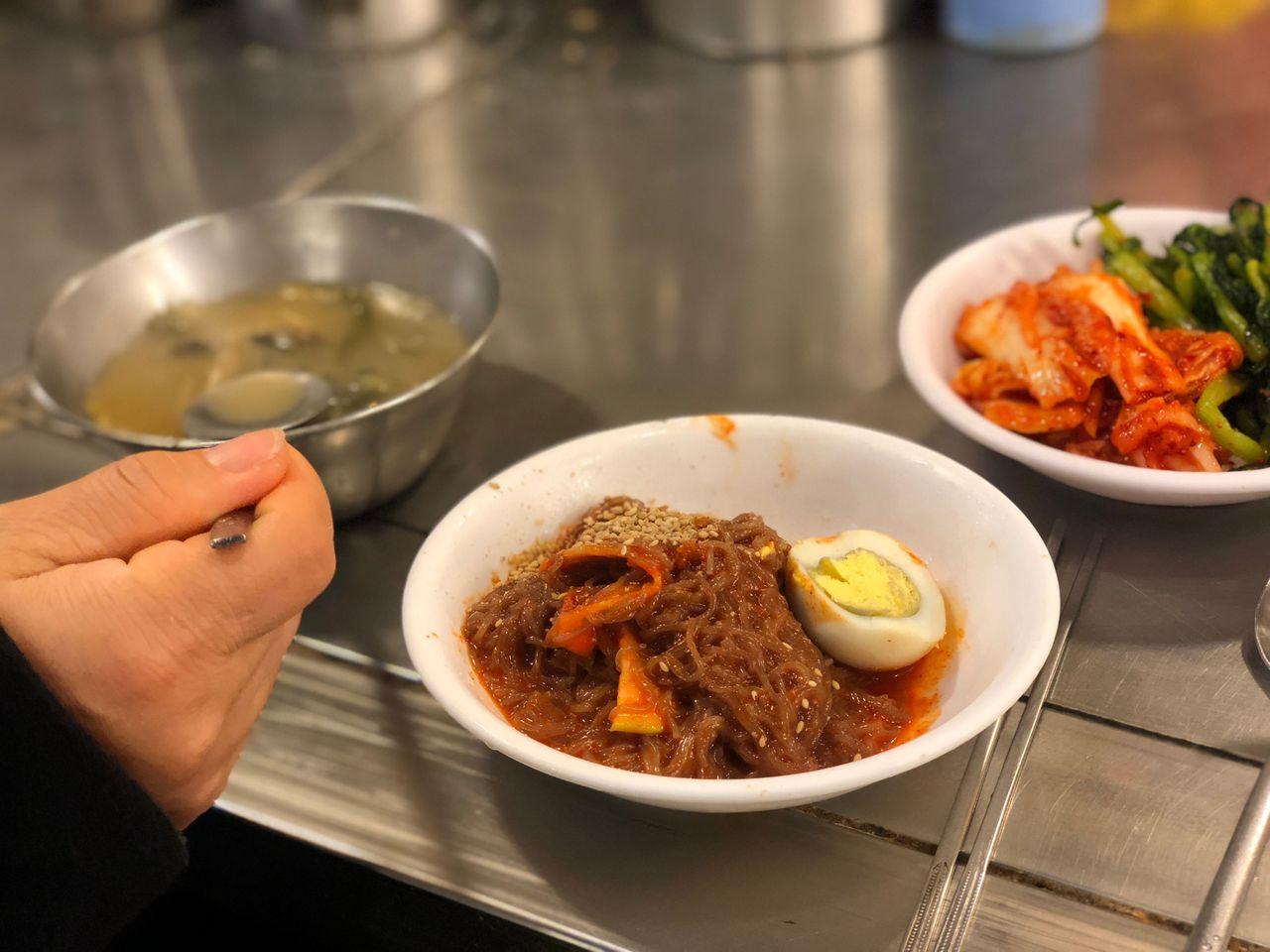 เพลิดเพลินไปกับช่วงเวลาที่น่าจดจำในตลาดแบบดั้งเดิมที่มีเอกลักษณ์เฉพาะตัวที่ใหญ่ที่สุดในเกาหลี! 