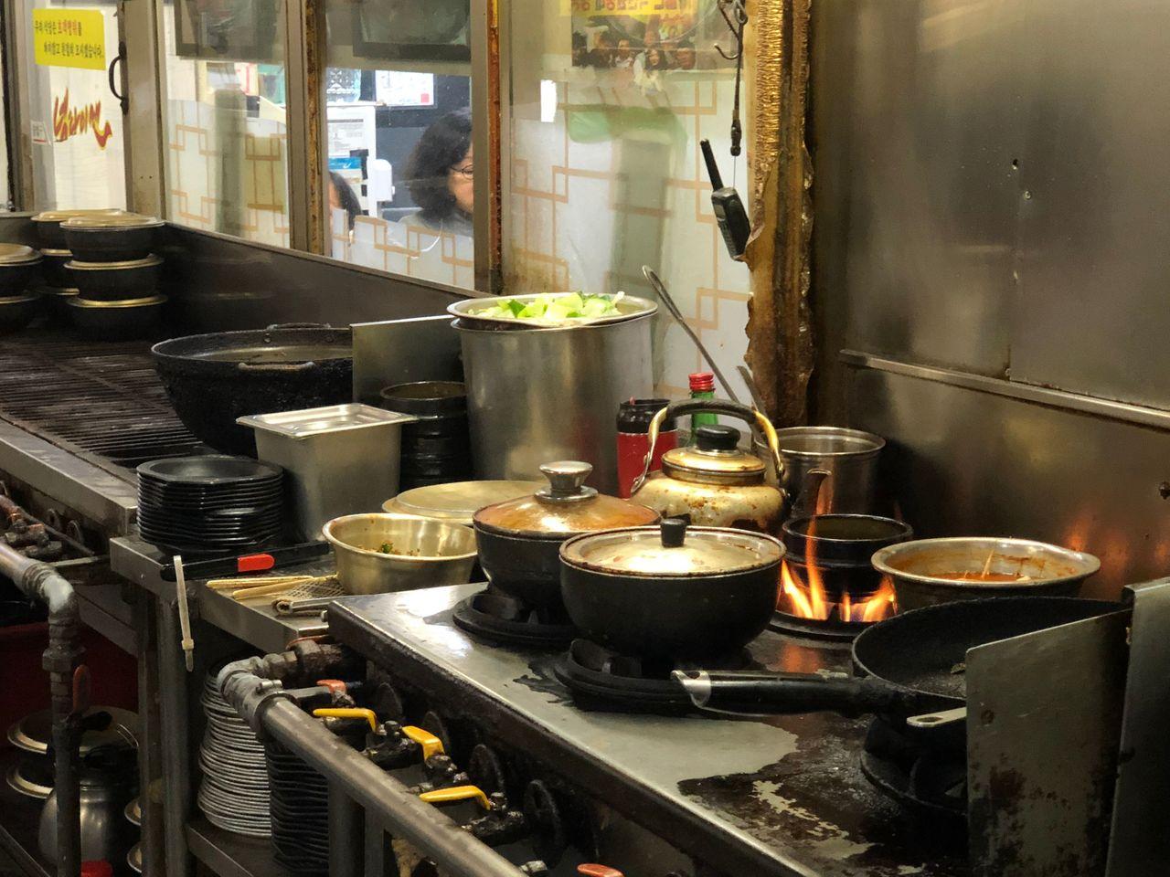 เพลิดเพลินไปกับช่วงเวลาที่น่าจดจำในตลาดแบบดั้งเดิมที่มีเอกลักษณ์เฉพาะตัวที่ใหญ่ที่สุดในเกาหลี! 