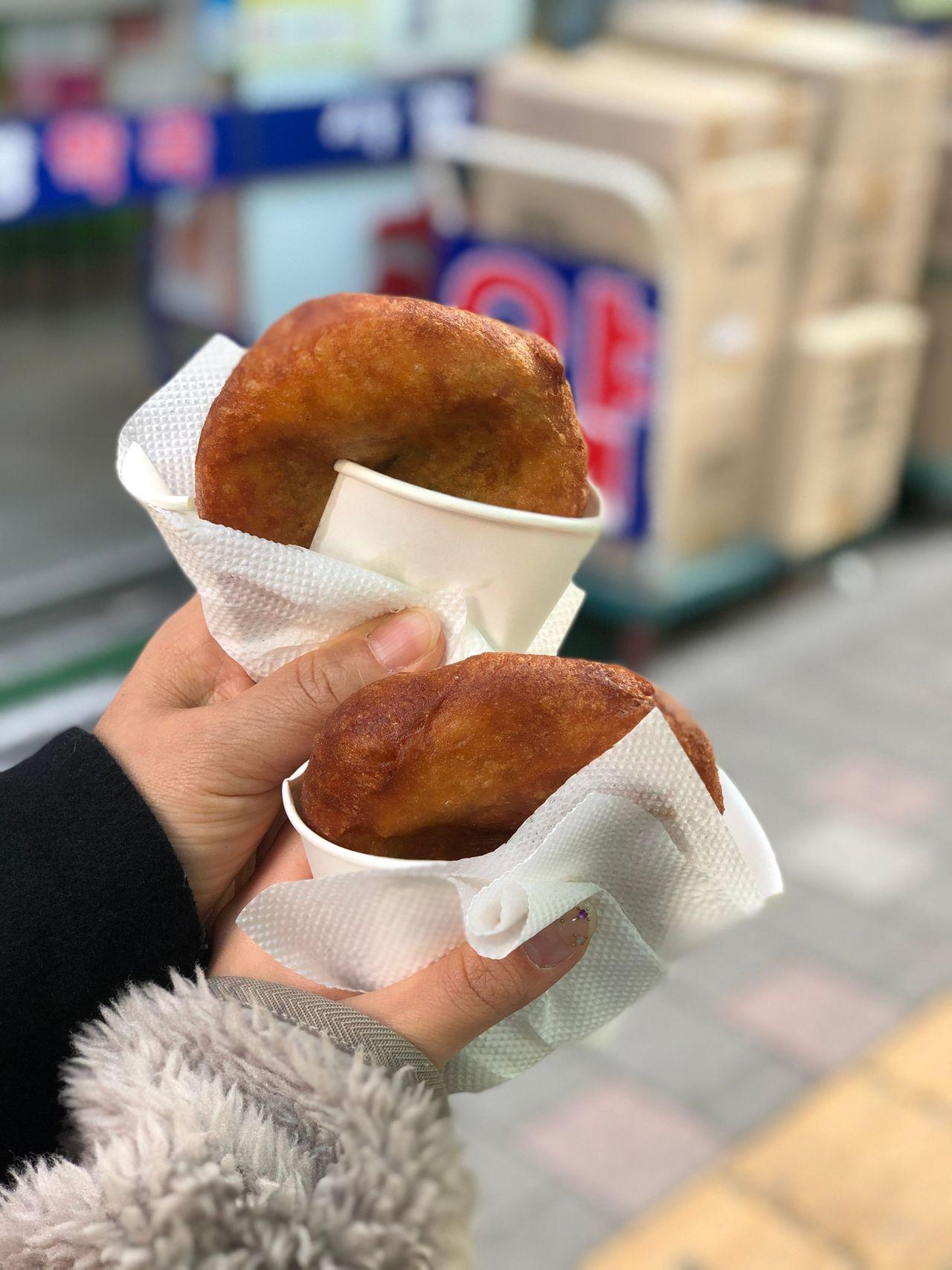 เพลิดเพลินไปกับช่วงเวลาที่น่าจดจำในตลาดแบบดั้งเดิมที่มีเอกลักษณ์เฉพาะตัวที่ใหญ่ที่สุดในเกาหลี! 