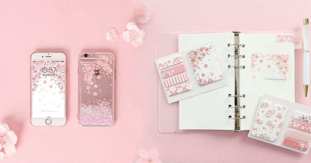 韓國大創的櫻花季主題商品展示，擁有各式櫻花圖案的流行商品，是春季必備的時尚選擇。