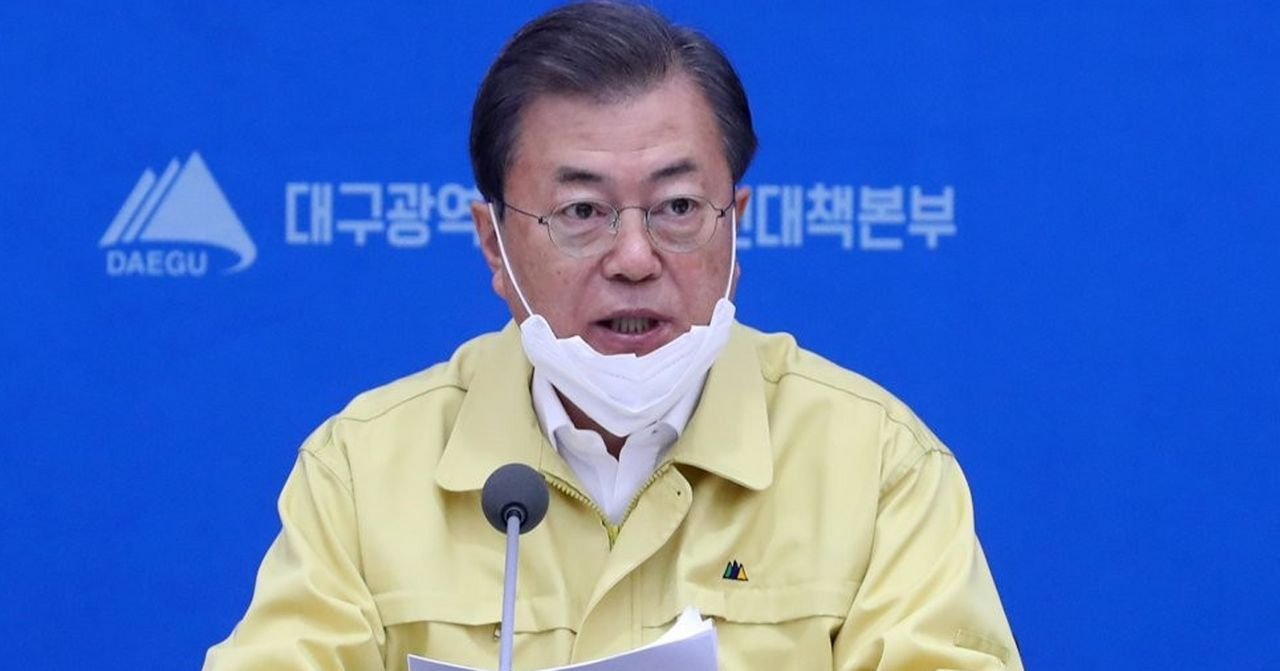 一位官員正在發布與大邱新天地教會相關的新冠疫情報告，背景為大邱市政府標誌。