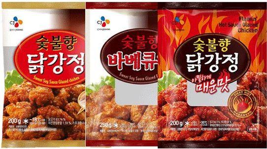 韓國便利商店出售的炭香調味炸雞袋裝產品，多種風味可選，適合快餐的小吃選擇。