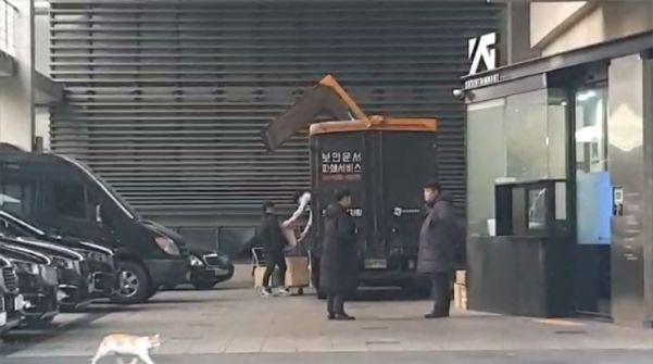 YG娛樂公司外的貨車正進行文件銷毀工作