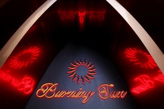首爾著名夜店Burning Sun標誌在黑暗中的紅色霓虹燈招牌