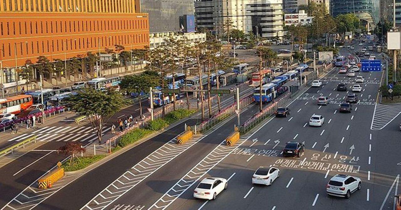 韓國首爾繁忙道路景象，各種車輛在陽光下通行