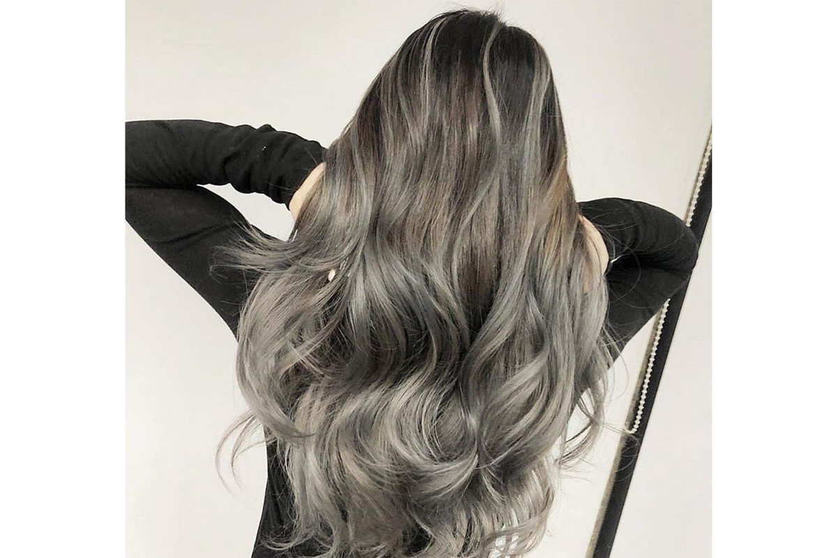 左圖展示一位女性束起的自然髮色馬尾,右圖展示一位女性的背面,形象化該髮型屋如何擅長於色彩和捲髮設計。