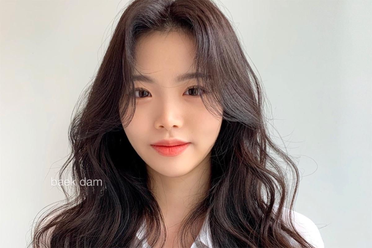 JUNO HAIR 髮型屋創作的自然捲髮造型,展示如何結合質感和風格的韓國髮型設計。