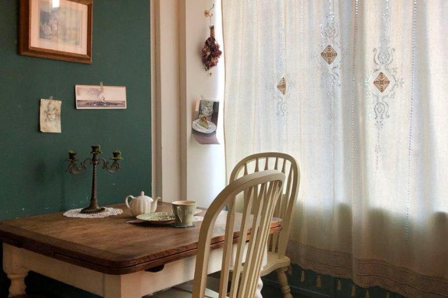 기분 좋은 차와 빛나는 오후를 위한 아기자기한 카페 인테리어