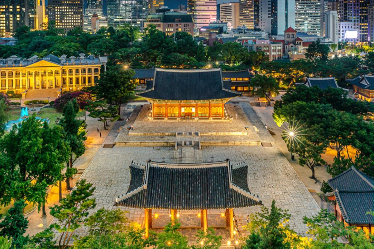 Night view of Deoksugung Palace in Seoul, beautifully lit against the skyline, demonstrating Korean traditional architecture.