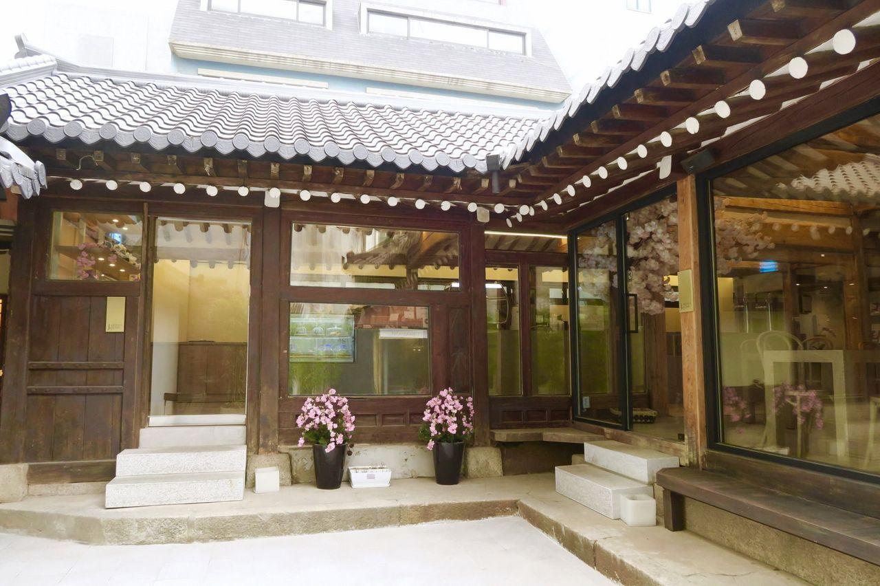 J.Hidden Houseの室內、白い壁と竹林を眺められる場所