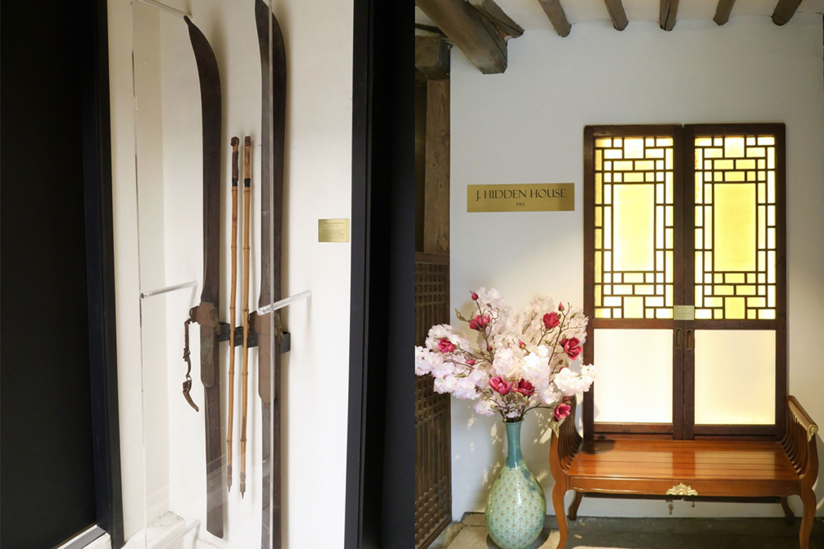J.Hidden House 내부의 전통적인 디자인 요소들과 장식된 꽃병
