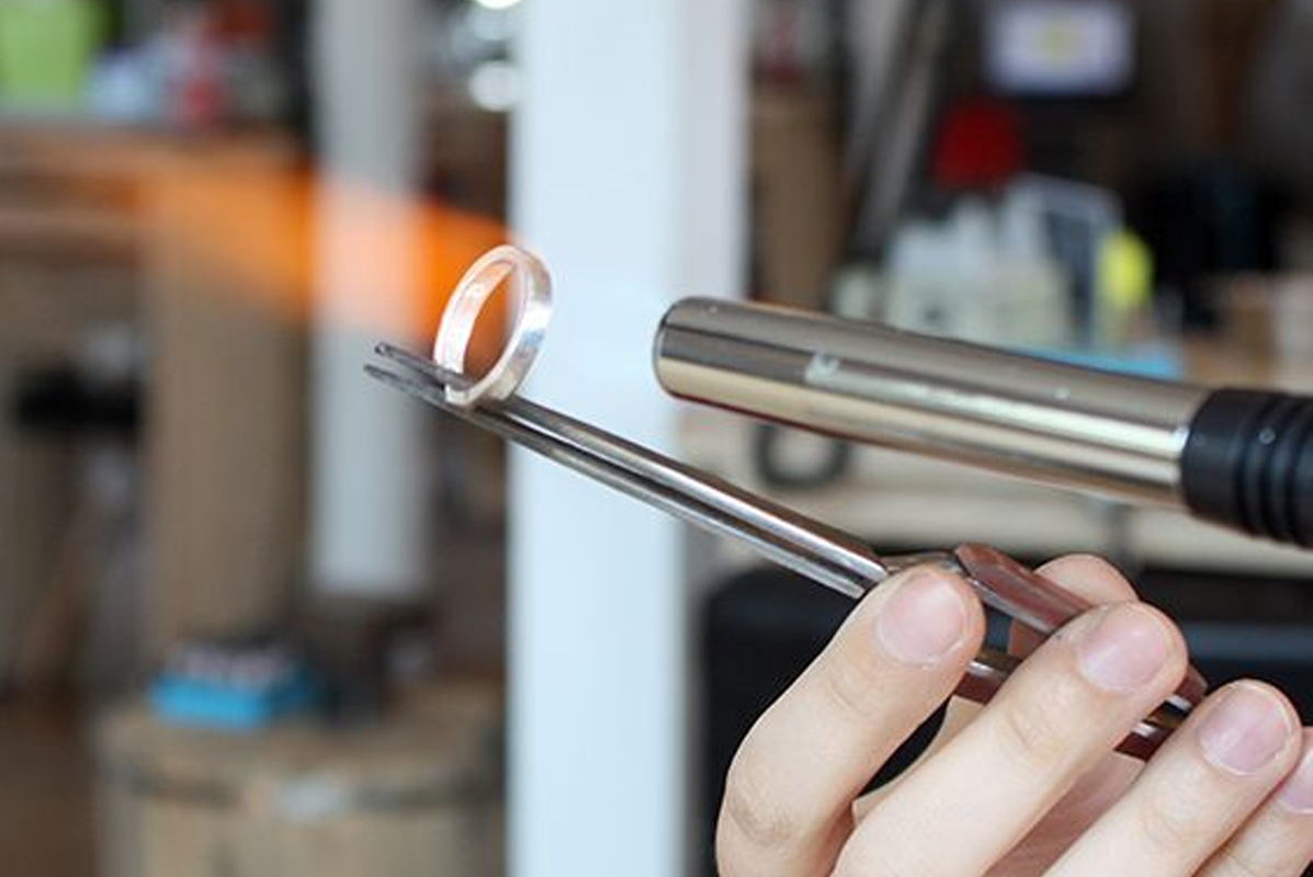 同另一半飛韓國想有一個難忘體驗?不如就去戒指大學整返整獨一無二嘅戒指啦!