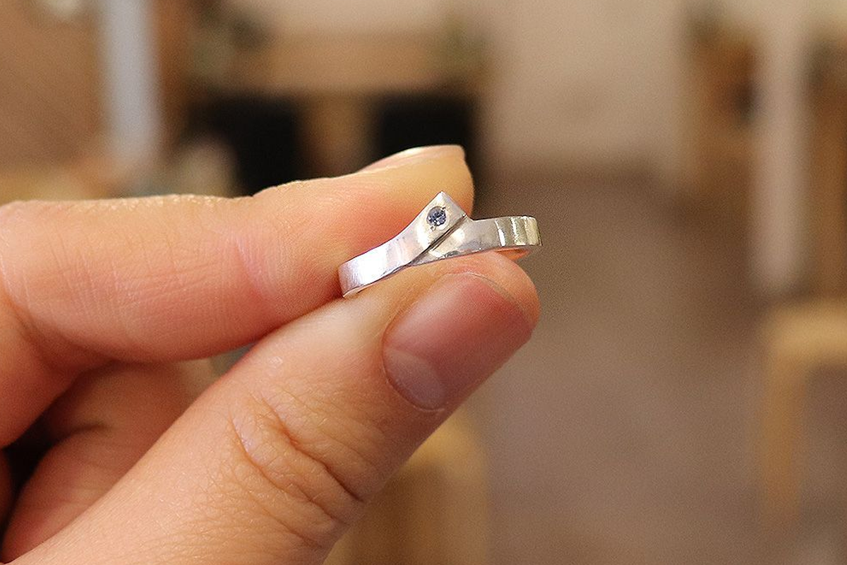 同另一半飛韓國想有一個難忘體驗?不如就去戒指大學整返整獨一無二嘅戒指啦!