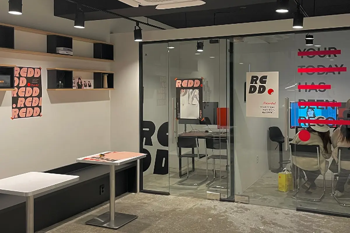 複合文化空間「弘大入口站附近的攝影棚」，內裝現代寬敞，適合預約拍攝個性化攝影作品，打造個性時尚風格。